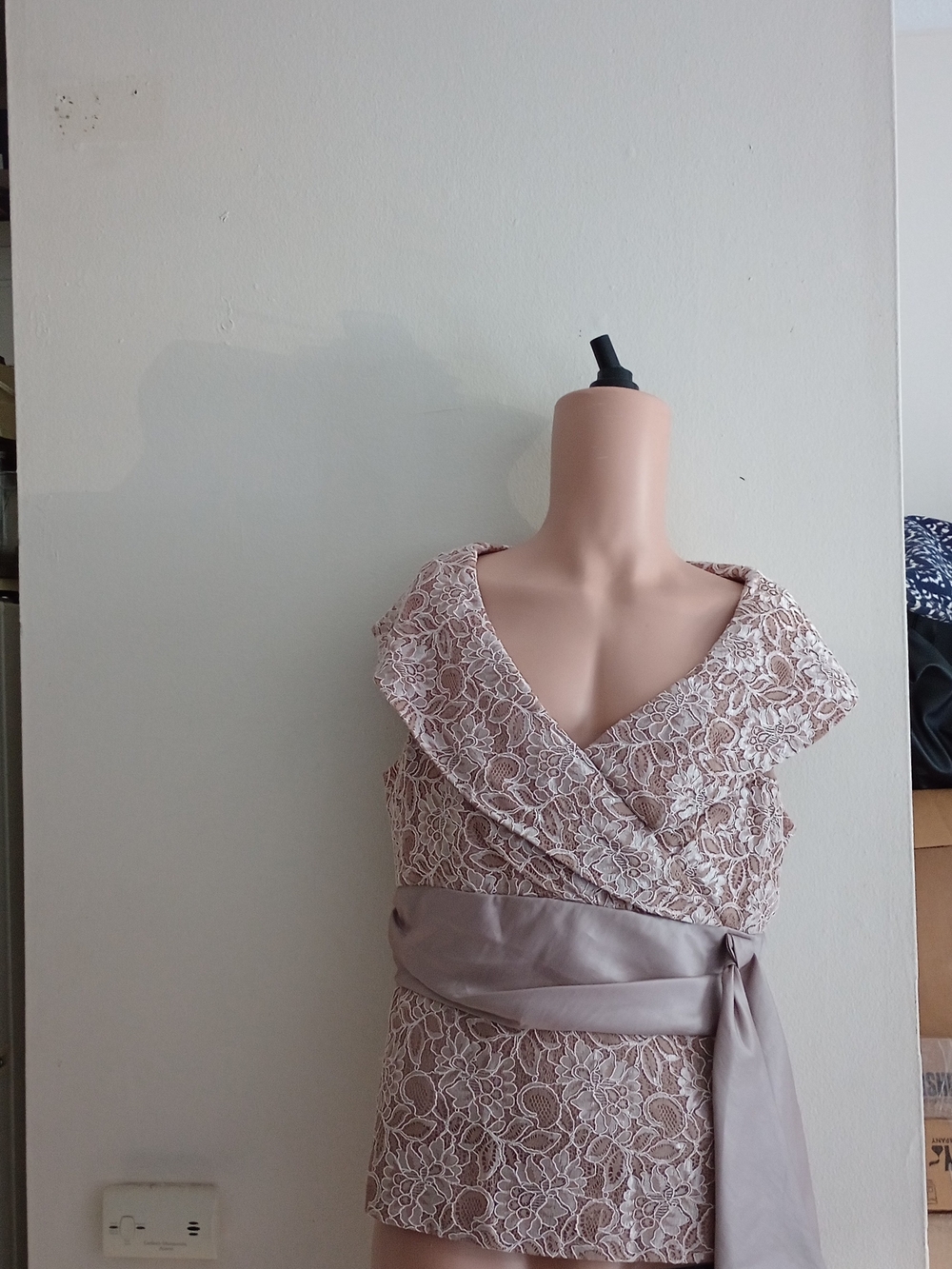 Marina beige floral dress jacket a distinctive lace fabric and satin belt. 16